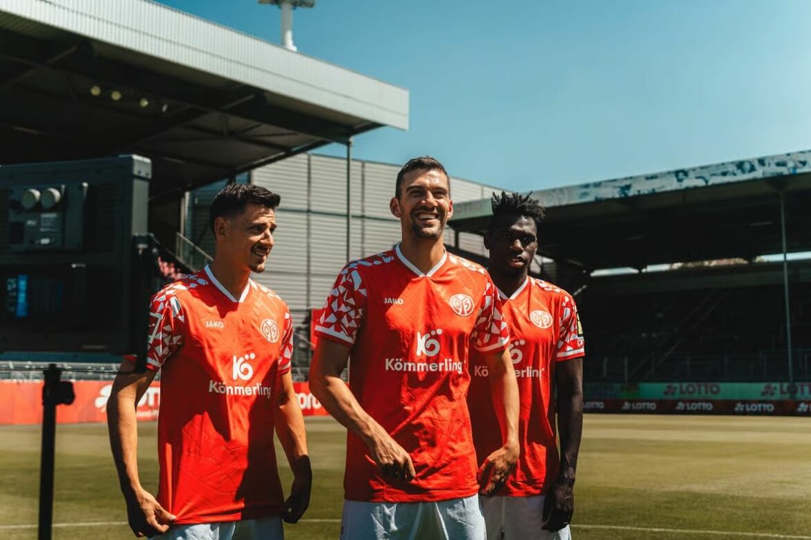 Camisa titular do Mainz 05 2025-2026 é lançada pela JAKO