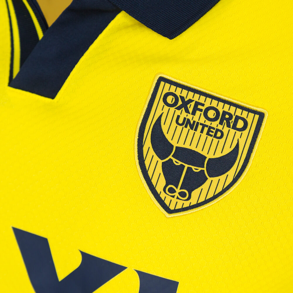 Camisa titular do Oxford United 2025-2026 é lançada pela Macron