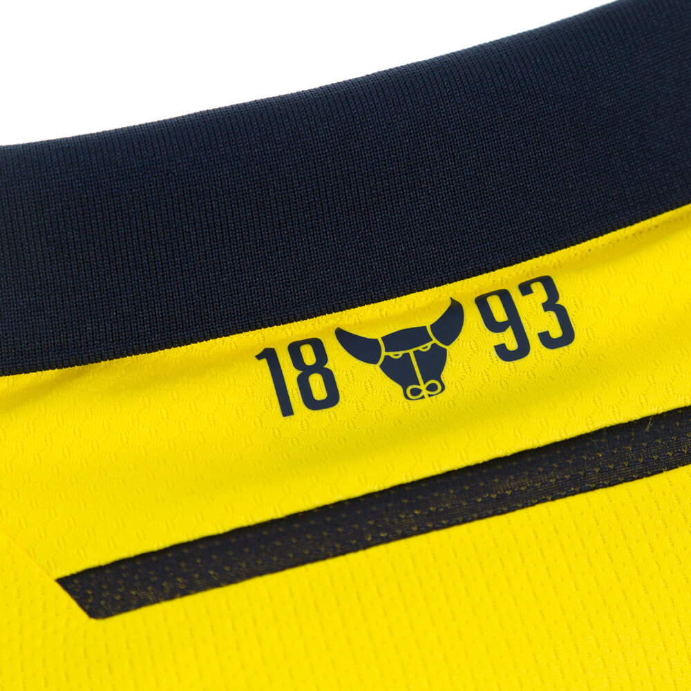 Camisa titular do Oxford United 2025-2026 é lançada pela Macron