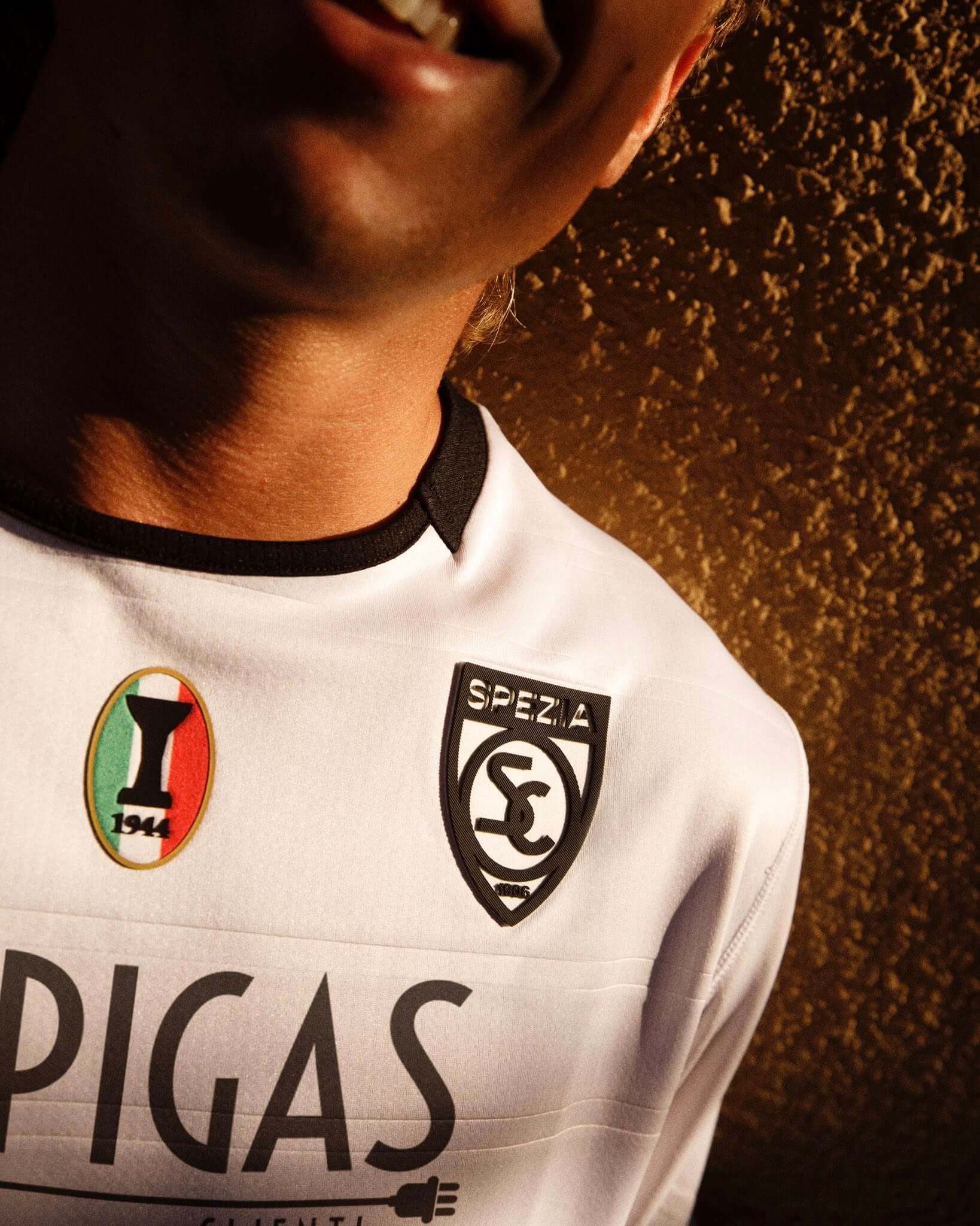 Camisa titular do Spezia Calcio 2025-2026 Kappa