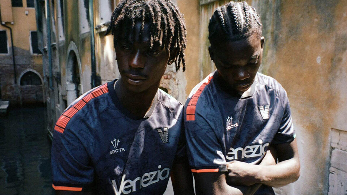 Camisa titular do Venezia FC 2025-2026 Nocta a Camisa titular do Venezia FC 2025-2026 Nocta