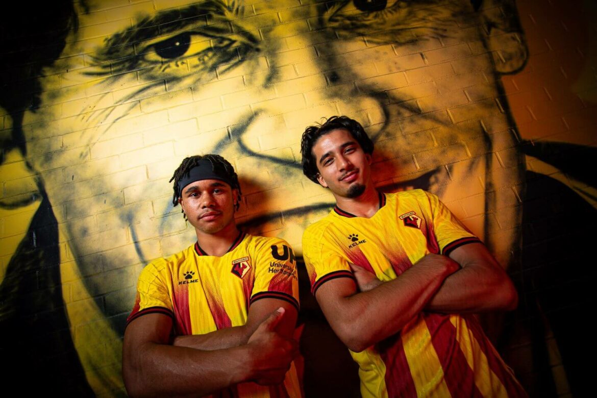 Camisa titular do Watford 2025-2026 é lançada pela Kelme