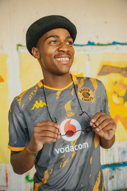 Camisas do Kaizer Chiefs 2025-2026 são lançadas pela Kappa