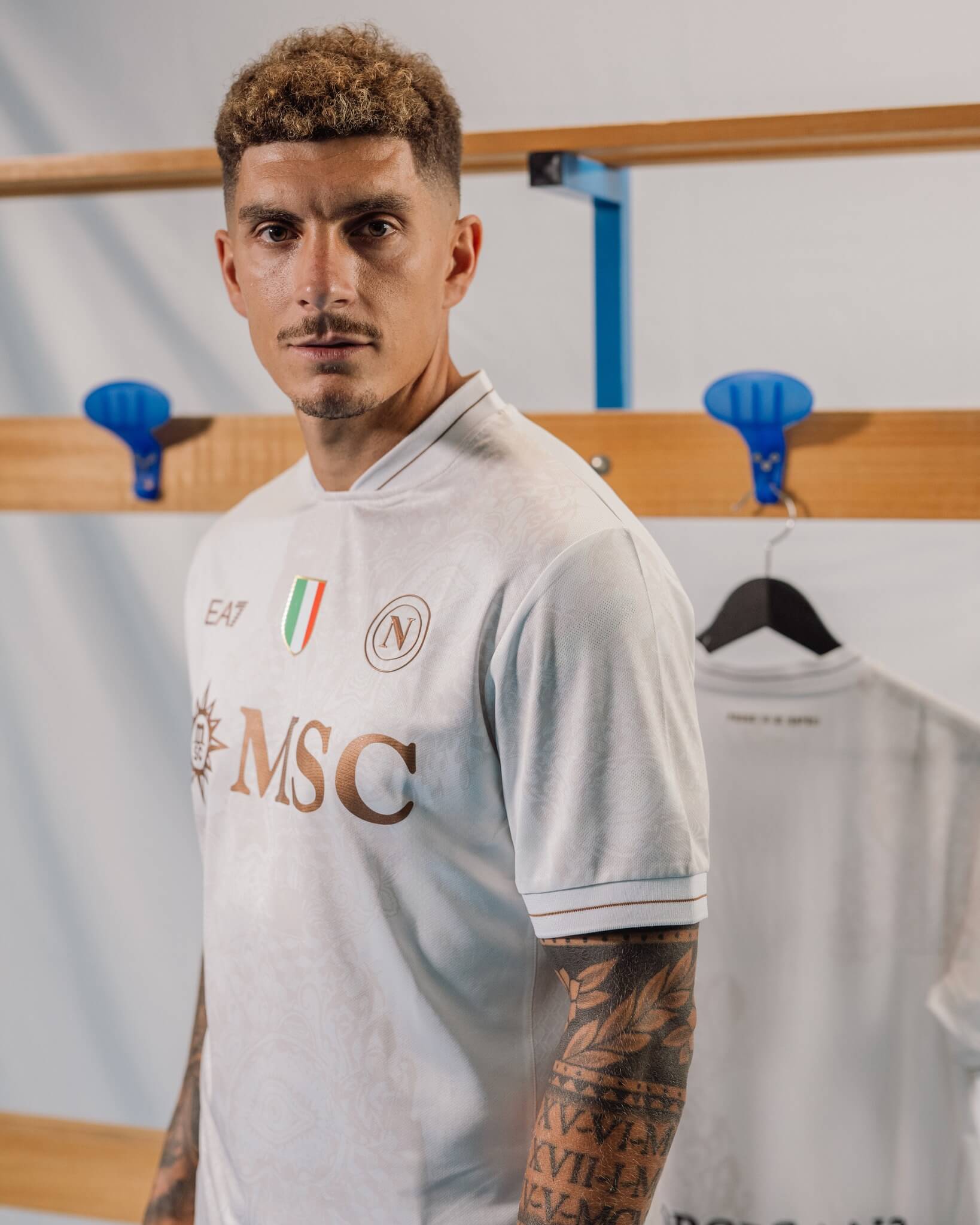Camisas do Napoli 2025-2026 são reveladas pela EA7