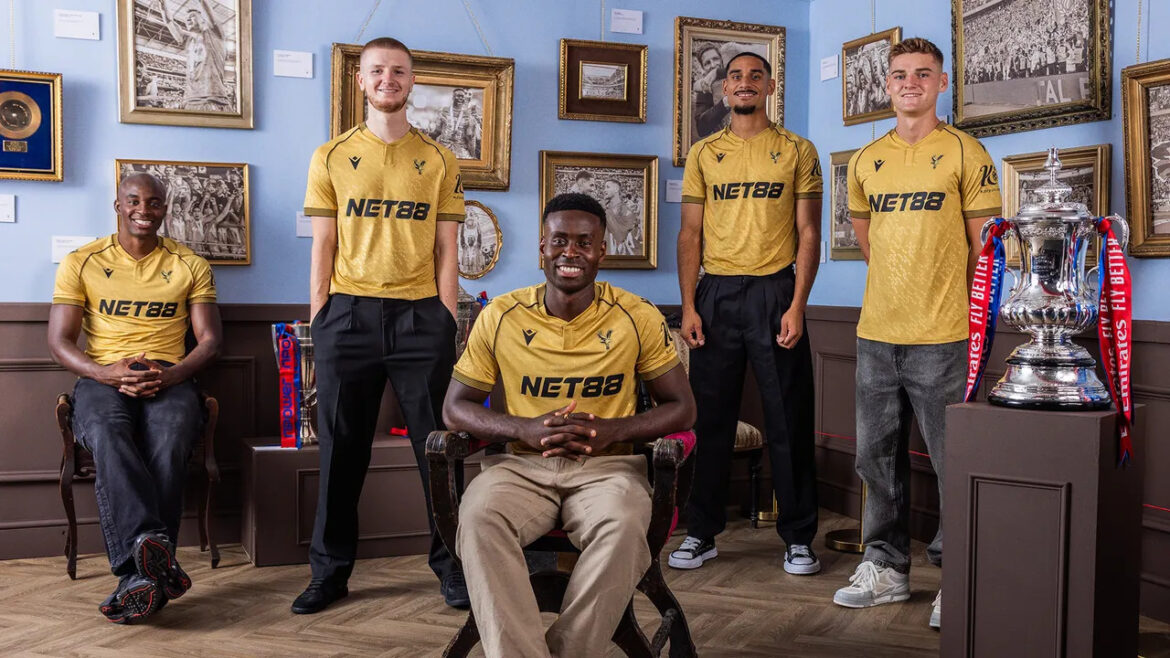Crystal Palace lança camisa dourada em homenagem ao título da FA Cup