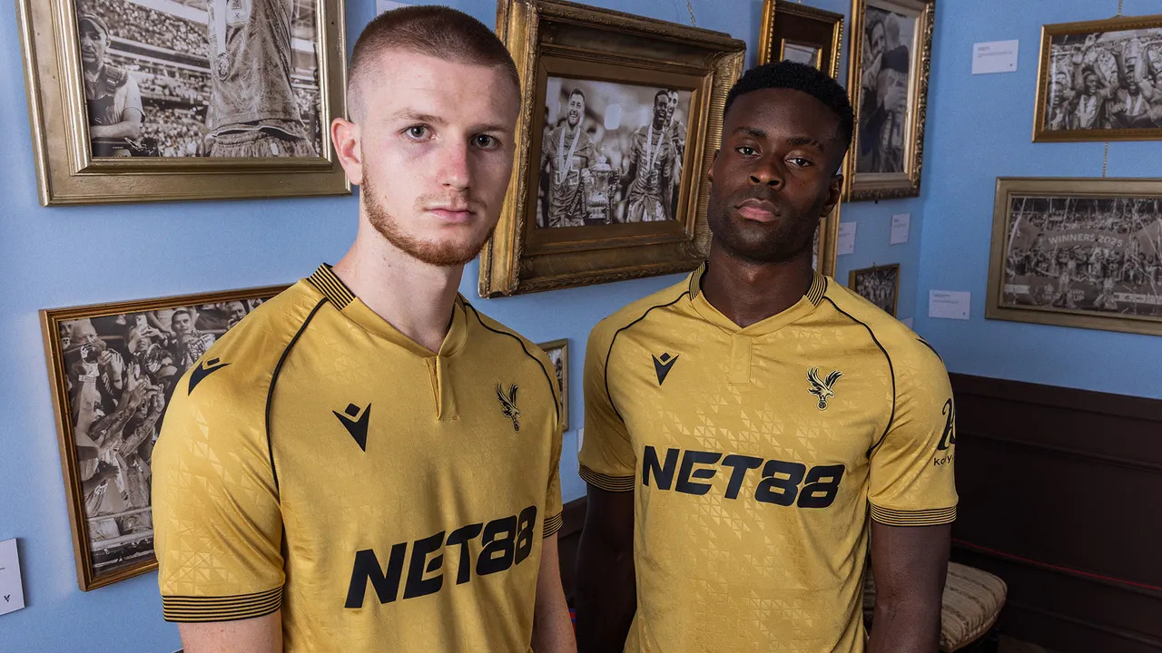 Crystal Palace lança camisa dourada em homenagem ao título da FA Cup