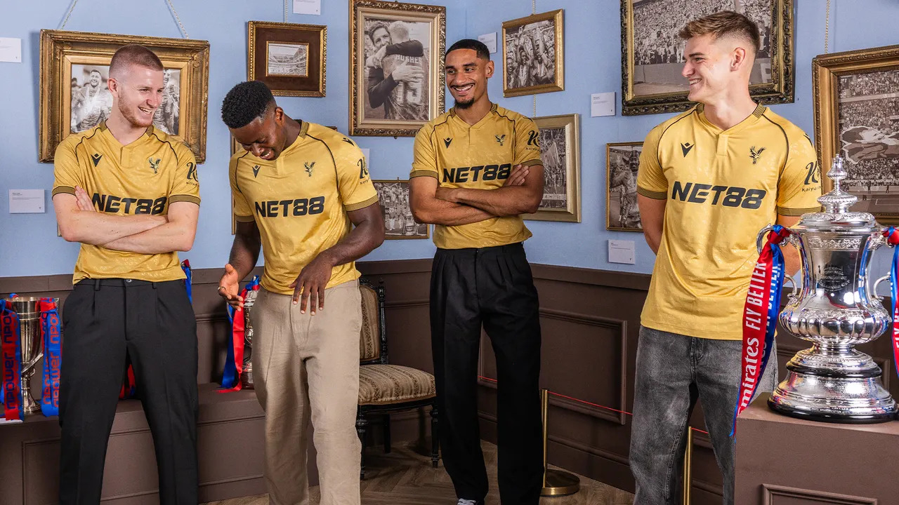Crystal Palace lança camisa dourada em homenagem ao título da FA Cup