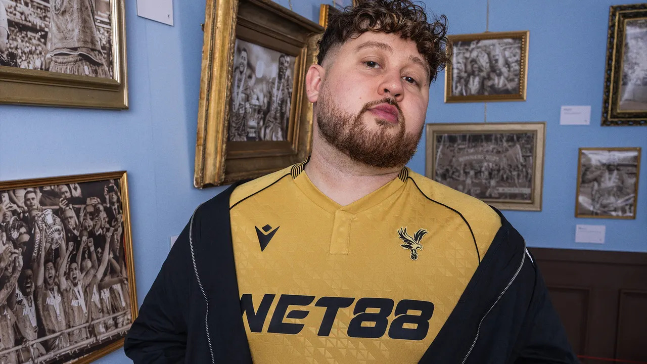 Crystal Palace lança camisa dourada em homenagem ao título da FA Cup