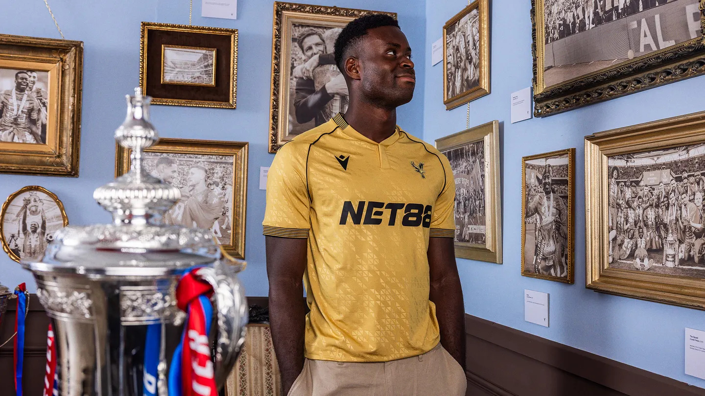 Crystal Palace lança camisa dourada em homenagem ao título da FA Cup