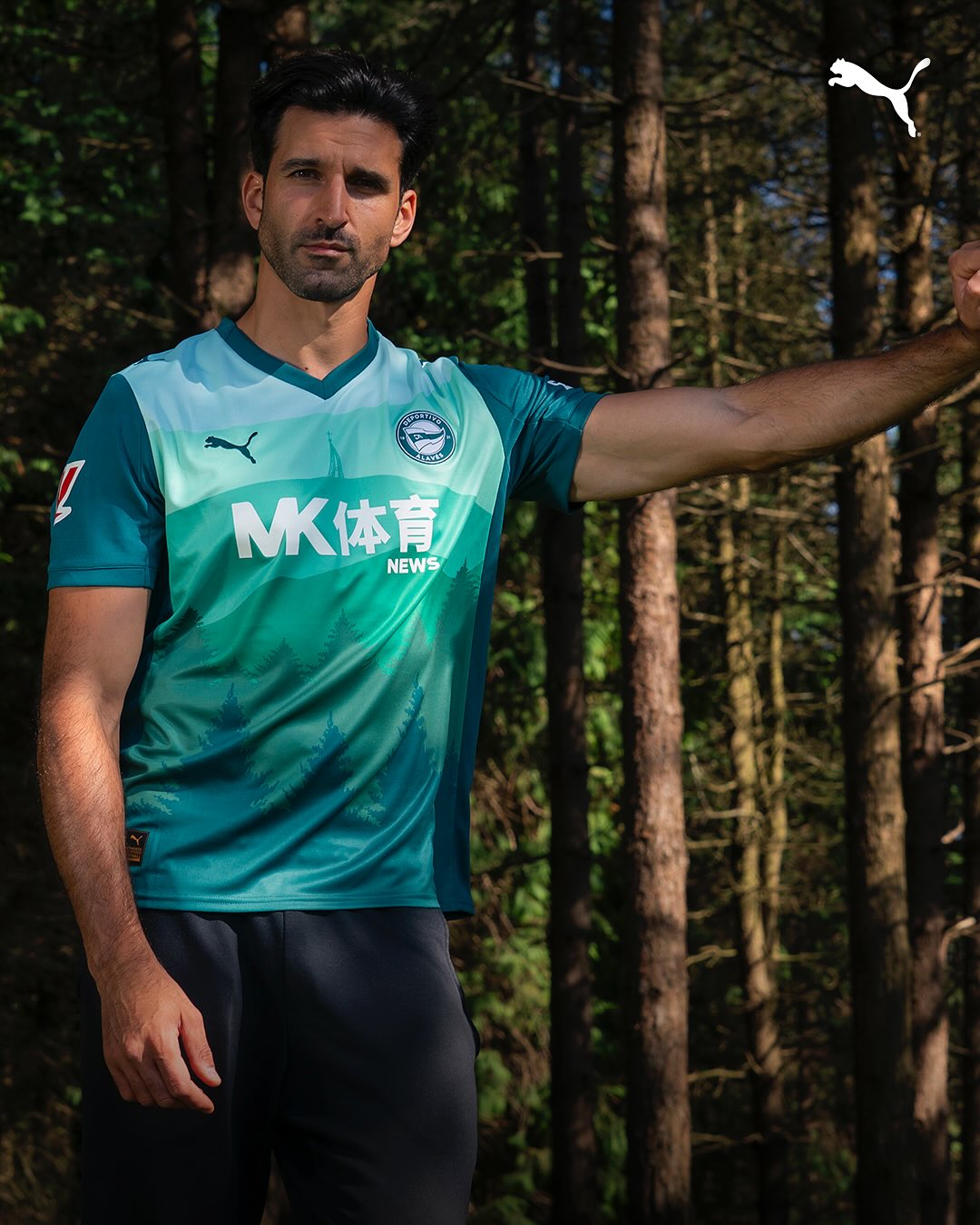 Deportivo Alavés apresenta nova terceira camisa 2025-2026 junto do time de basquete