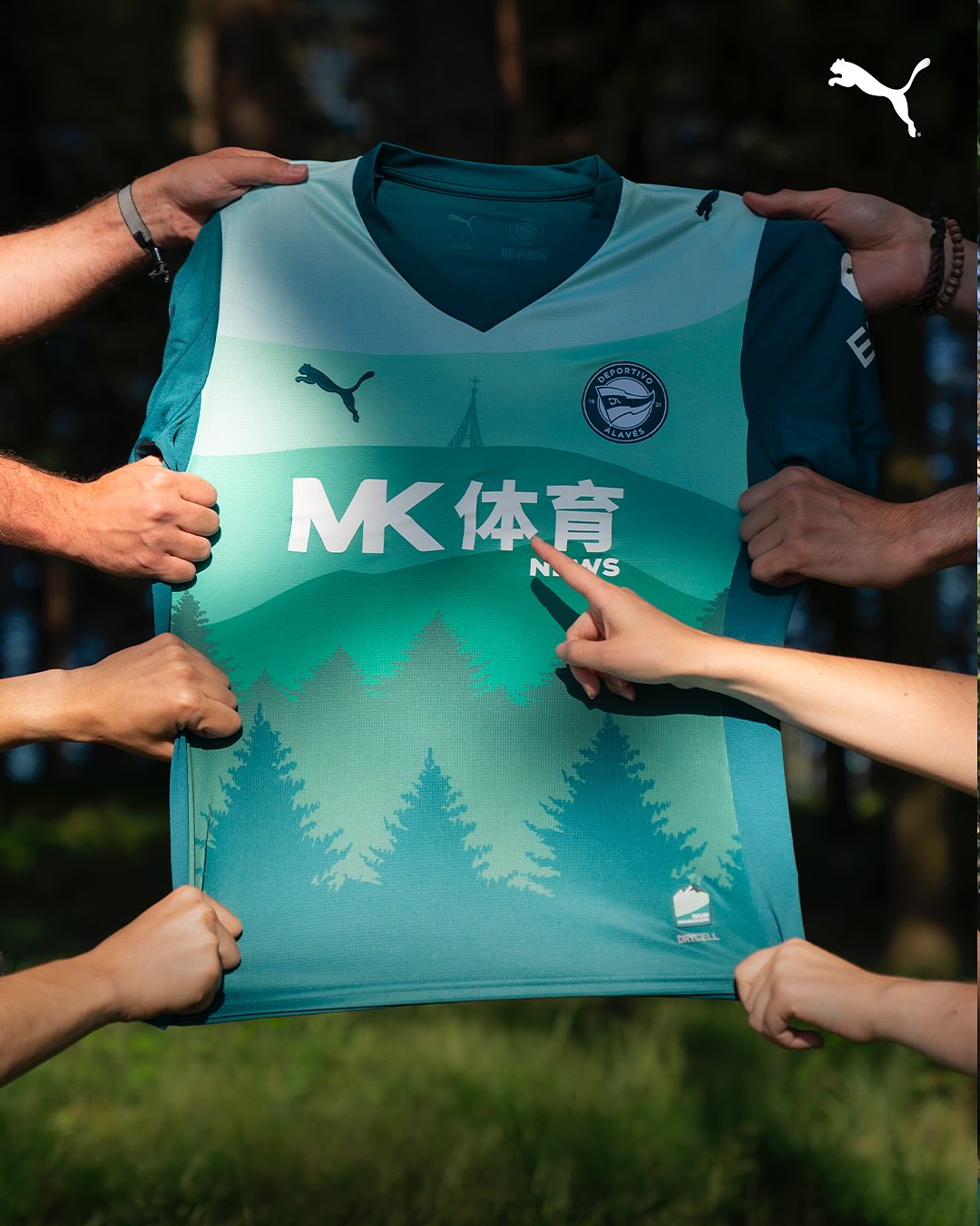 Deportivo Alavés apresenta nova terceira camisa 2025-2026 junto do time de basquete