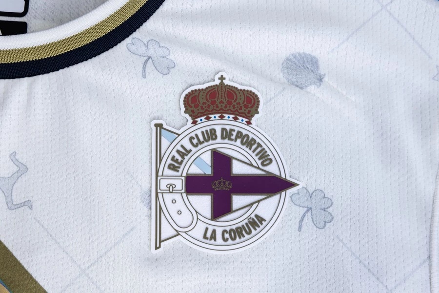 Deportivo La Coruña lança terceira camisa 2025-2026 em homenagem à bandeira da Galícia