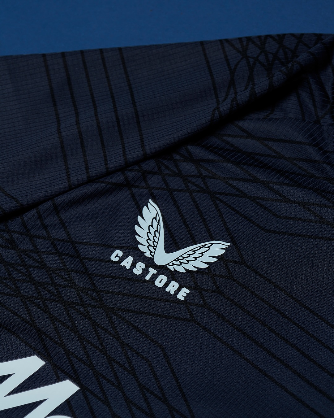 Feyenoord e Castore lançam nova camisa reserva para a temporada 2025-2026