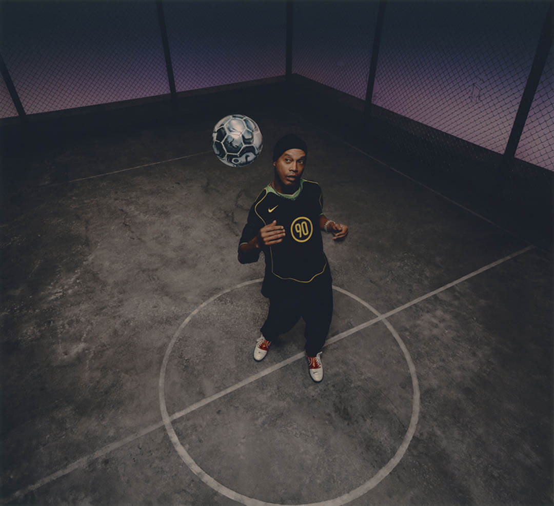 Nike relança Total 90 inspirada em camisa do Brasil 2004-2005
