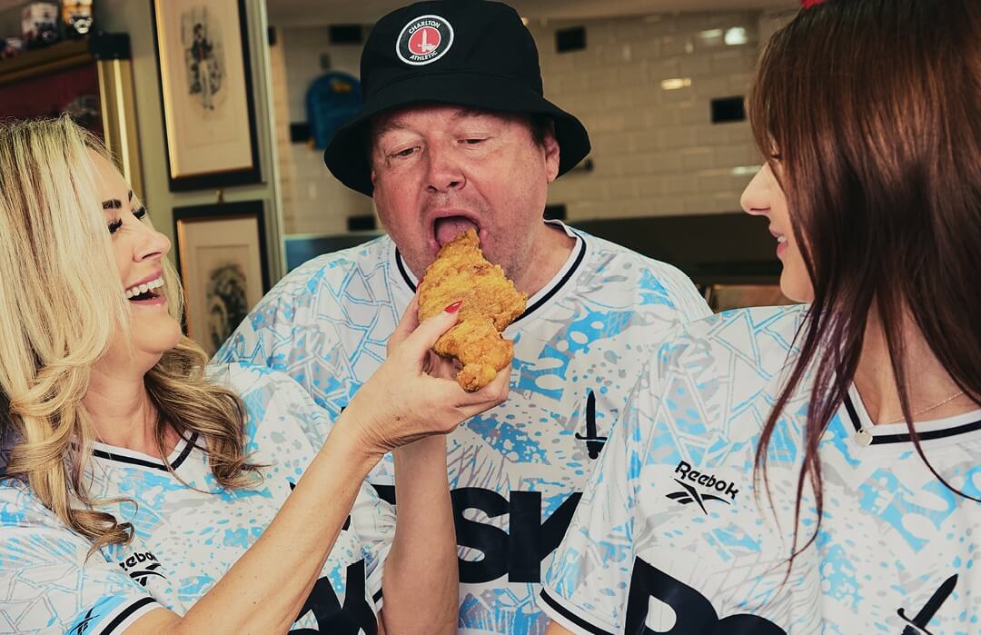 Reebok lança nova camisa reserva do Charlton Athletic para 2025-2026