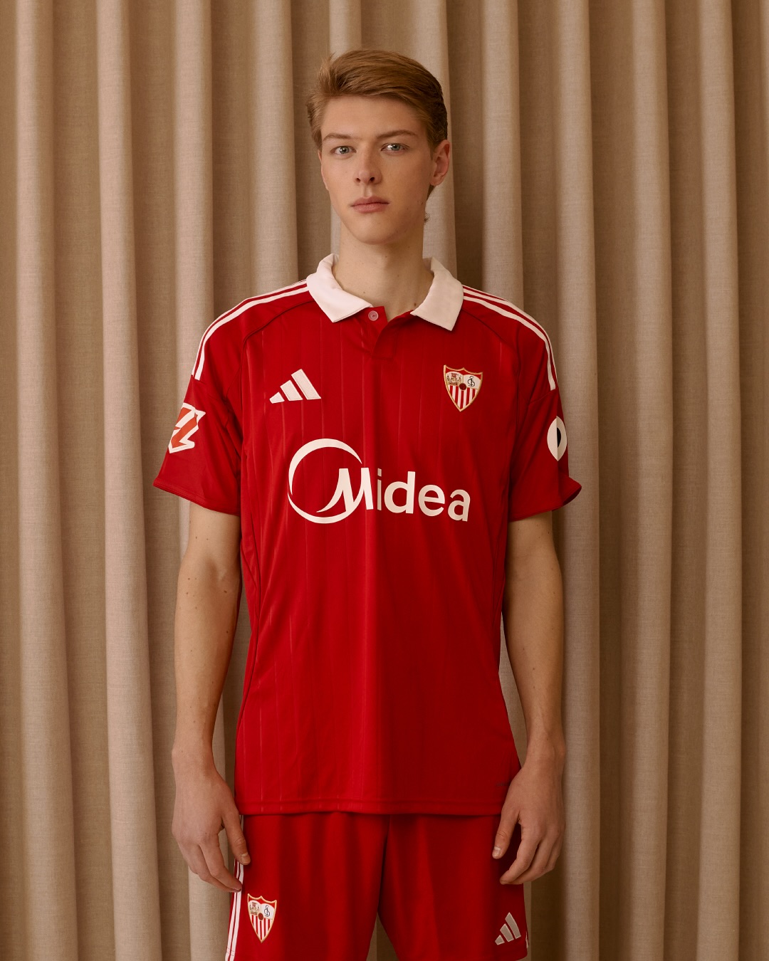 Sevilla FC apresenta nova camisa reserva 202526 com estilo clássico