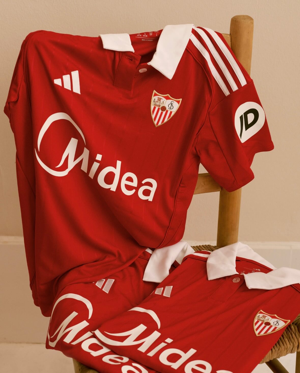 Sevilla FC apresenta nova camisa reserva 202526 com estilo clássico