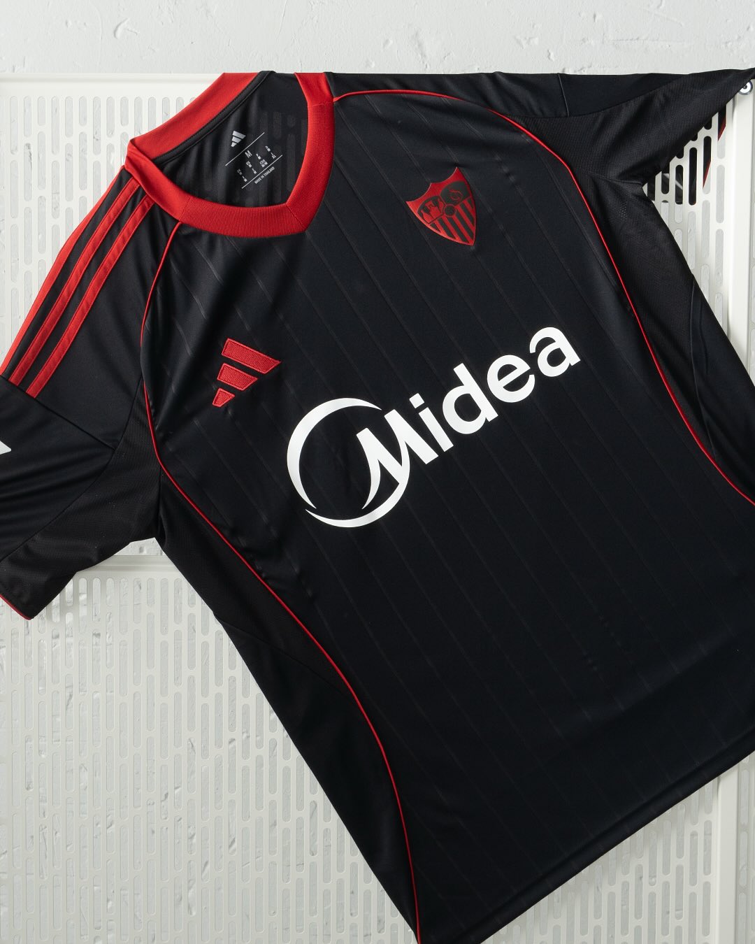 Sevilla FC apresenta terceira camisa 2025-2026 com foco no contraste
