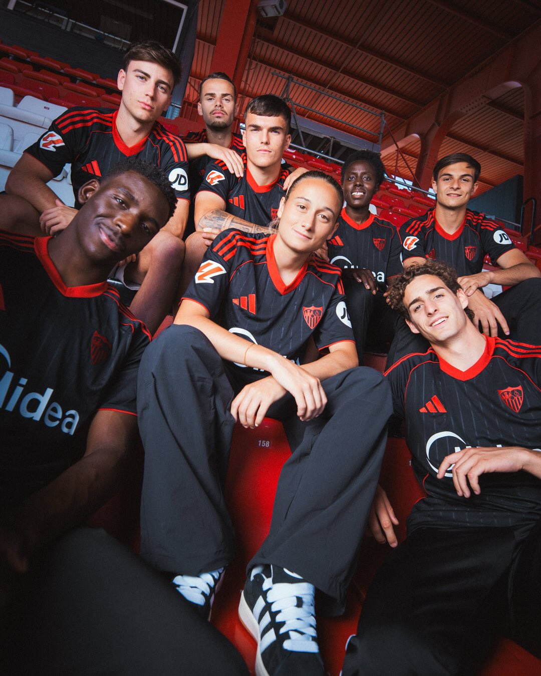 Sevilla FC apresenta terceira camisa 2025-2026 com foco no contraste