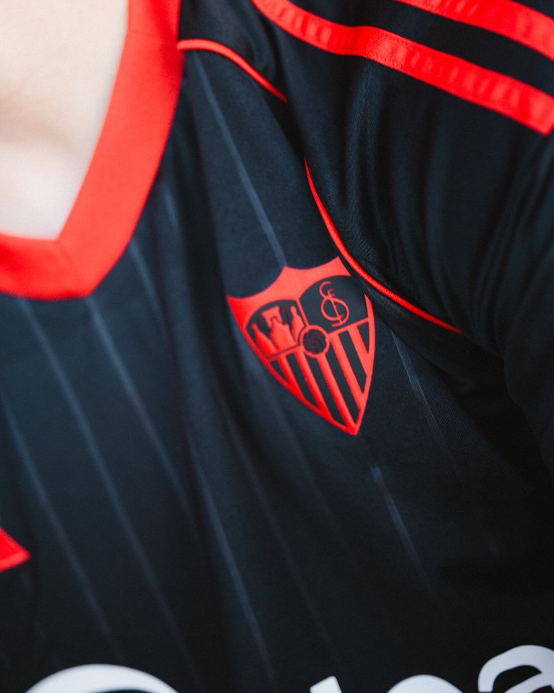 Sevilla FC apresenta terceira camisa 2025-2026 com foco no contraste