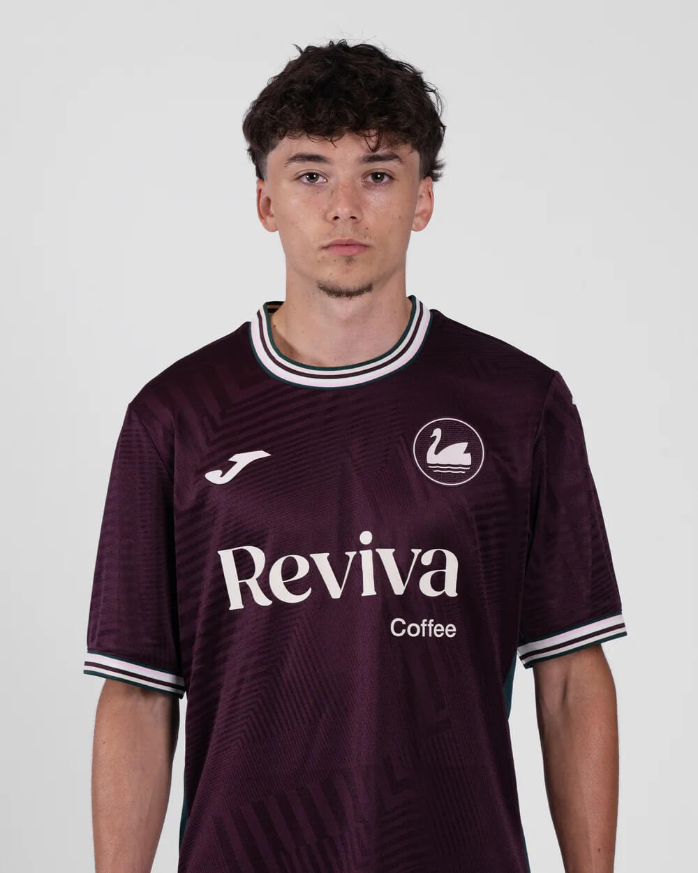 Swansea City lança camisa reserva 2025-2026 com a Joma