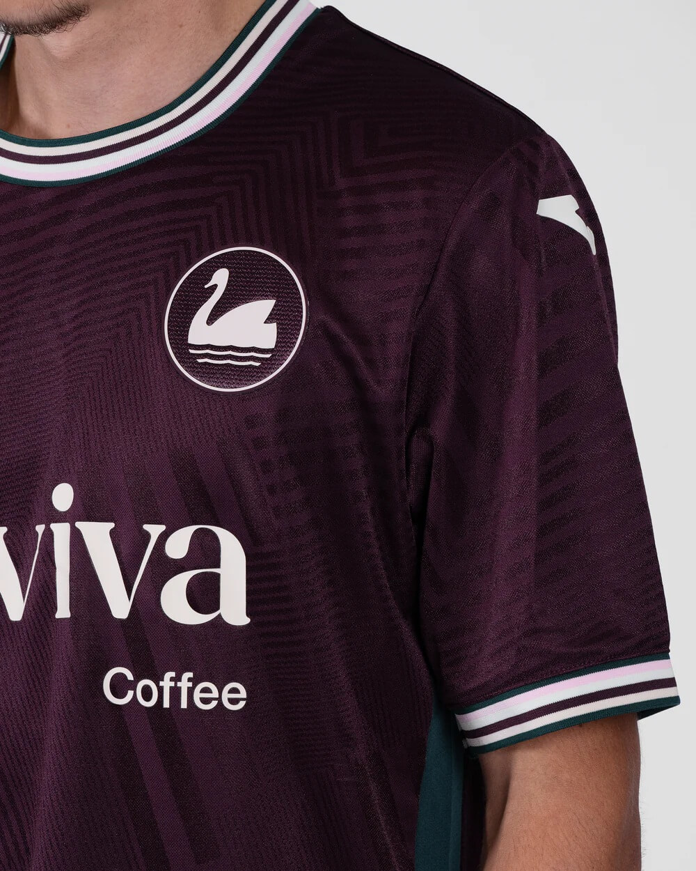 Swansea City lança camisa reserva 2025-2026 com a Joma