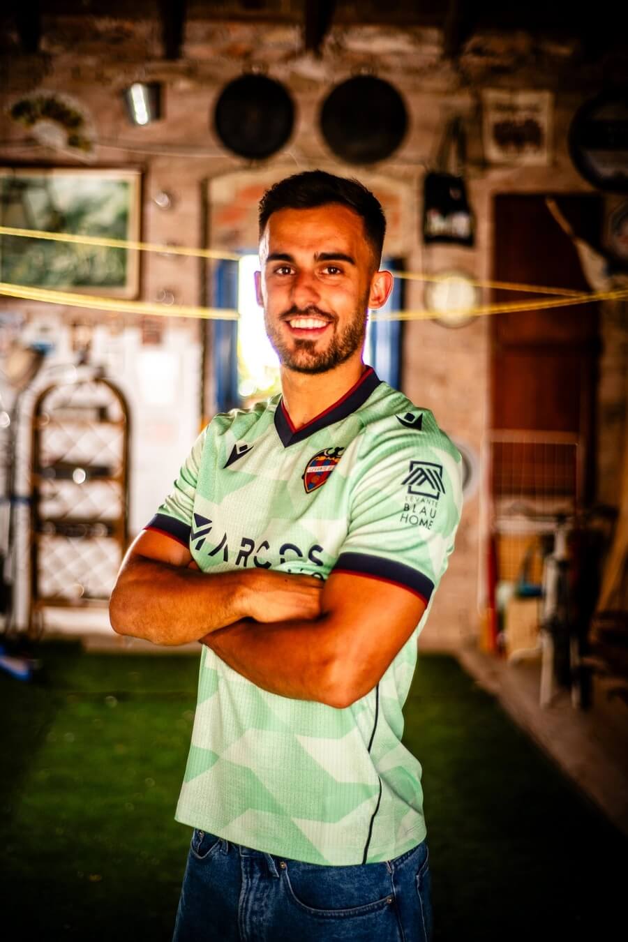 Terceira camisa do Levante UD 2025-2026 é revelada pela Macron