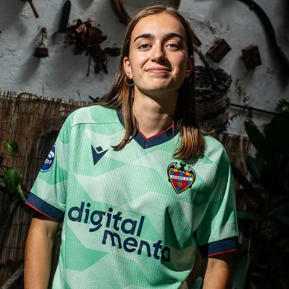 Terceira camisa do Levante UD 2025-2026 é revelada pela Macron