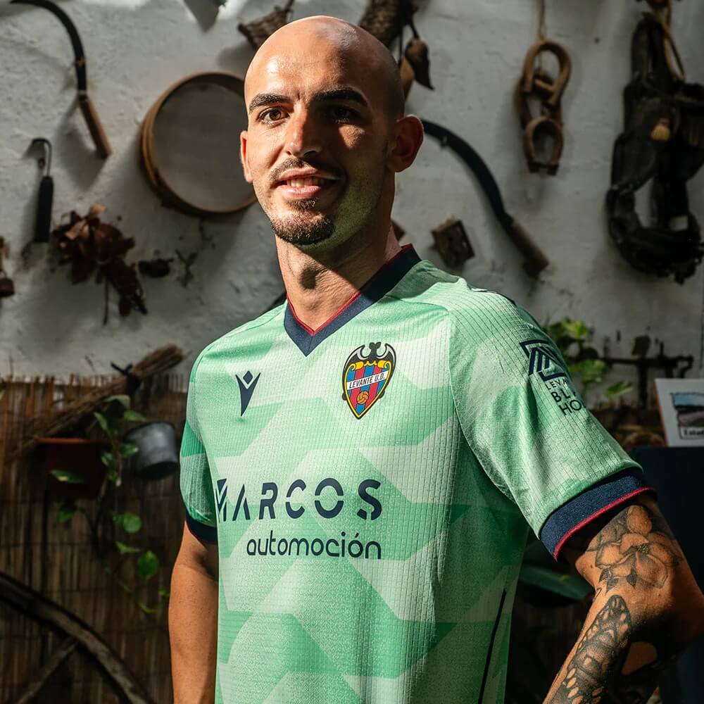 Terceira camisa do Levante UD 2025-2026 é revelada pela Macron