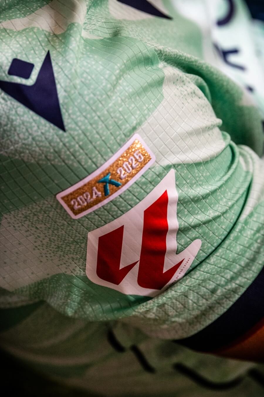 Terceira camisa do Levante UD 2025-2026 é revelada pela Macron