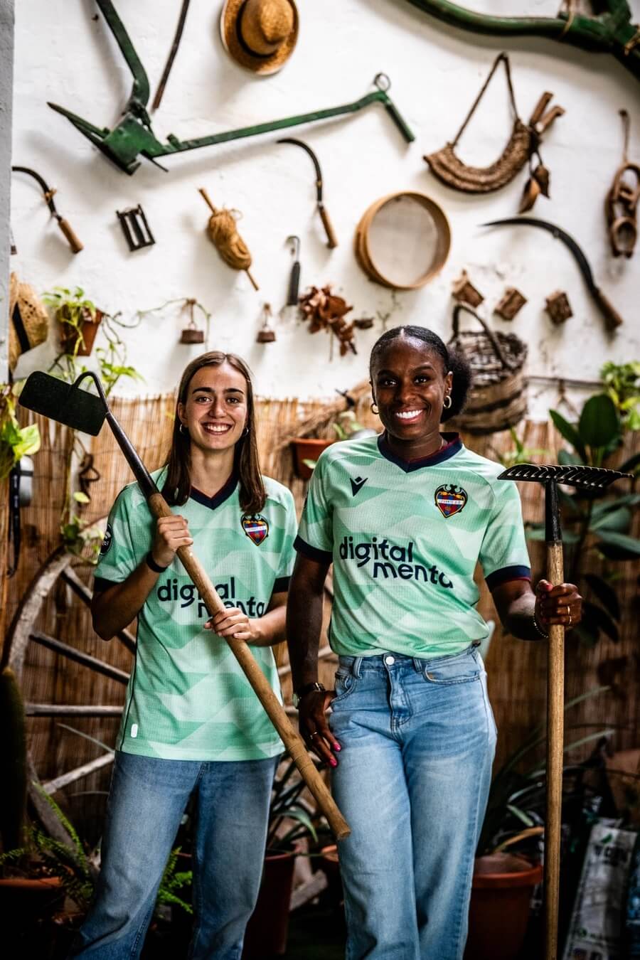 Terceira camisa do Levante UD 2025-2026 é revelada pela Macron